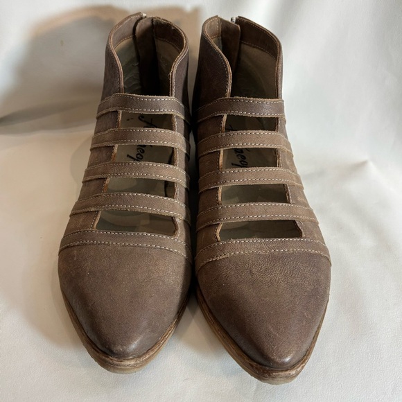 Free People Sz 40 Brown Pointy Toe Ankle Boots Straps Zipper Closure Leather - Picture 2 of 12